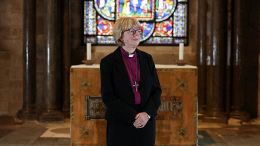 Na pozici arcibiskupky z Canterbury byla jmenována dosavadní londýnská biskupka Sarah Mullallyová