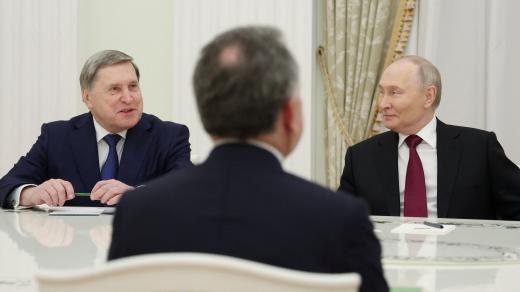 Ruský prezident Vladimir Putin a jeho poradce Jurij Ušakov na schůzce s Stevem Witkoffem