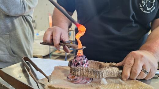 Návštěvníci si ve vimperské sklárně Kozel mohou vyzkoušet řemeslo sami