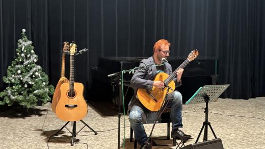 Kytarista Milan Bátor v sále Českého rozhlasu České Budějovice