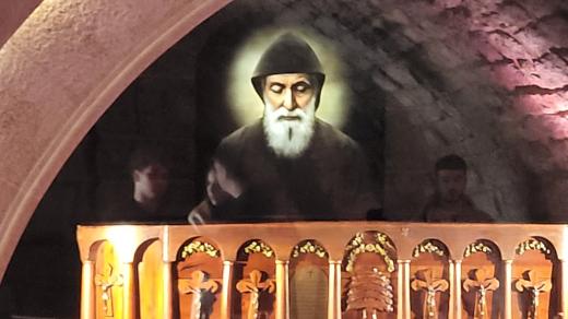 Ostatky svatého Šarbela odpočívají skromně v podzemí kláštera za mříží, v obyčejné rakvi z pozinkovaného plechu