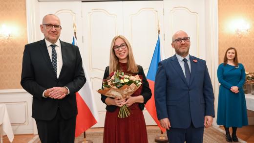 Lucie Diblíková při přebírání ceny ministerstva školství