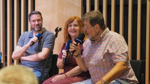 Z natáčení rozhlasového silvestra. Zleva Zdeněk Truhlář, Jarka Vykoupilová a Zdeněk Junák