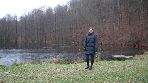 Zachránkyně žab ve Valšově Dole Martina Huběnková