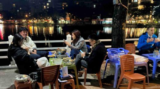 Vietnamci si pivo nejraději dají přímo na ulici při posezení na nízkých plastových stoličkách různých barev, které v podvečer zcela zablokují chodníky