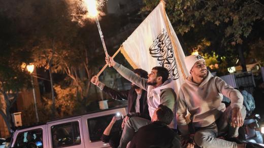 Lidé v syrském Allepu slaví rok od pádu režimu Bašára Asada, 8. 12. 2025