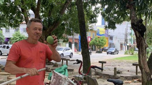 Tři manga prodává Marko za 5 reálů, tedy zhruba 20 Kč