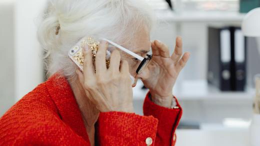 Seniorka, telefon, mobil, podvod