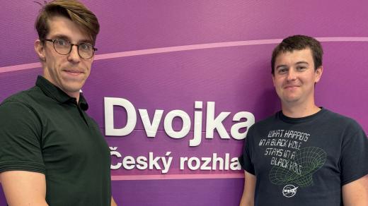 Gravitační vlny z černých děr jsou podobné vlnám na vodní hladině. Žárovky s Ondřejem Zelenkou
