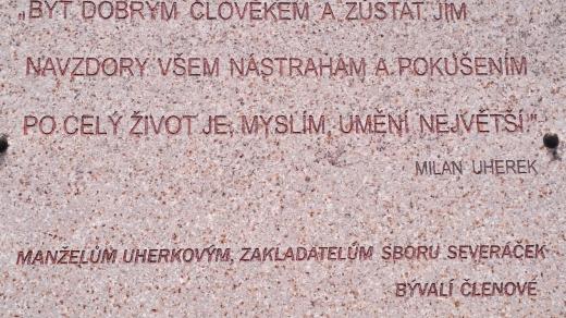 Pamětní deska připomíná zakladatele dětského pěveckého sboru Severáček