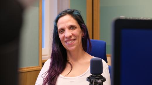 Erika Oubrechtová ve studiu Českého rozhlasu Hradec Králové