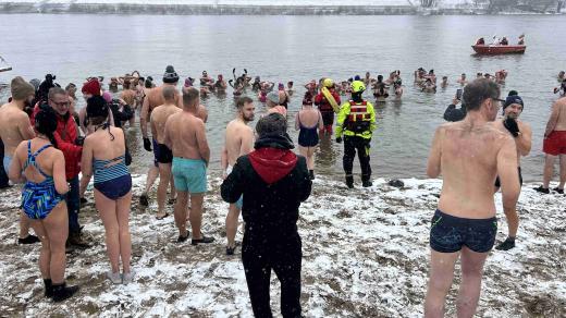 Na otužování přišly desítky lidí