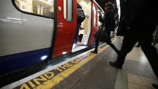 Nápis Mind the gap v londýnském metru