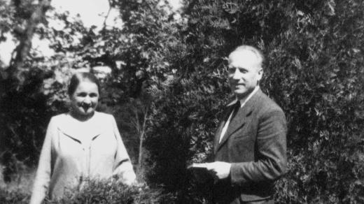 Olga Fierzová a Přemysl Pitter na zahradě kamenického zámku, jednoho z míst, kde se společně starali o opuštěné židovské a německé děti