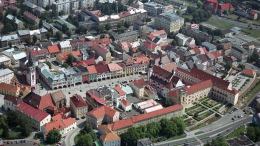 Letecký pohled na náměstí 1. máje v Chomutově, v jeho pravé části barokní kostel sv. Ignáce, vlevo Městská věž