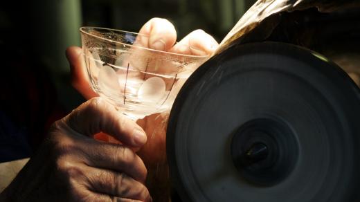 Broušení skla ve sklárně Květná (2010)