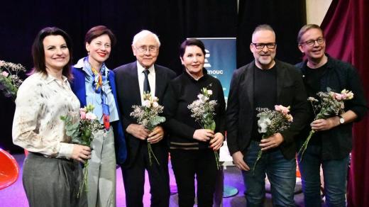 Hana Maciuchová 80: Jitka Moučková, Dagmar Zázvůrková, Jaroslav Satoranský, sestra Hany Maciuchové Silvie Marková a Michal Jagelka ve vzpomínkovém Toboganu Aleše Cibulky