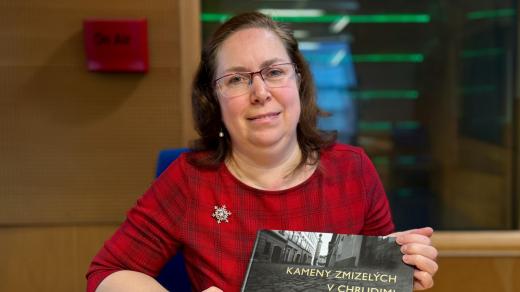 Autorka knihy Kameny zmizelých v Chrudimi Alžběta Langová