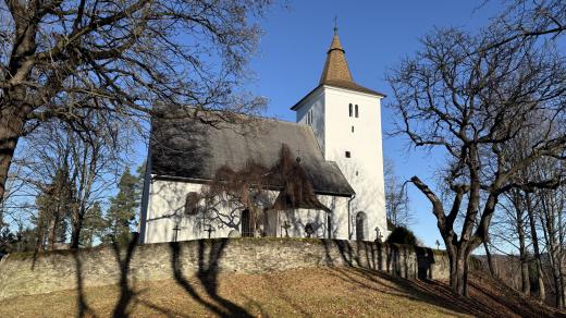 Kostel svatého Mořice shlíží do okolí z kopce nad obcí Annín