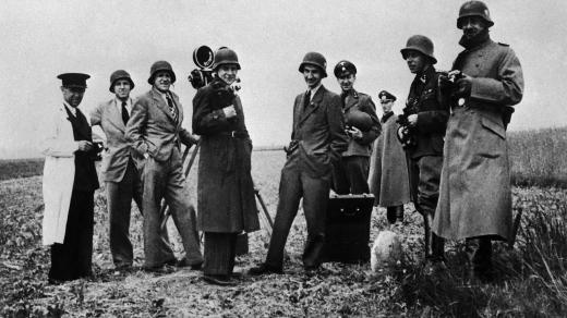 Štáb Českého zvukového týdeníku Aktualita, který filmoval destrukci Lidic. Zleva šofér Leo Chodil, technik Josef Franěk, produkční a režisér Jan Kučera, kameraman Čeněk Zahradníček, pověřenec pro film Erich Lampl, dva neznámí a muži z gestapa a SS (1942)