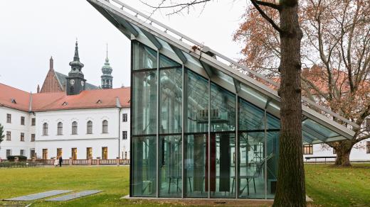Základy původního skleníku jsou pečlivě zakonzervovány. Jeho obrysy kopíruje nová budova