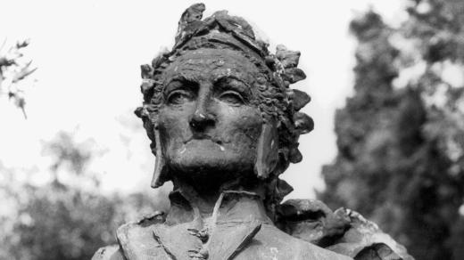 Italský básník Dante Alighieri má sochu v italském městě Torbole