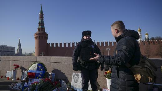 Ruská policie hlídá místo, kde byl před deseti lety zavražděn opozičník Boris Němcov (snímek z února 2025)
