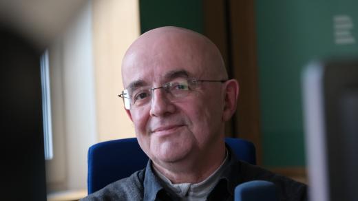 Jan Falta ve studiu Českého rozhlasu Hradec Králové