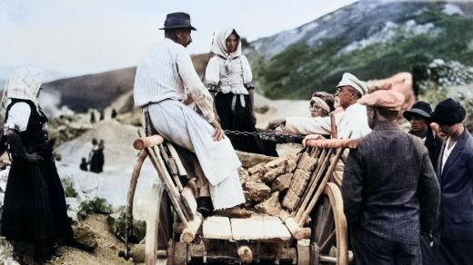 Prezident Tomáš Garrigue Masaryk (vpravo uprostřed v bílé čepici) u slovenských vápeníků (1926, digitálně kolorováno)