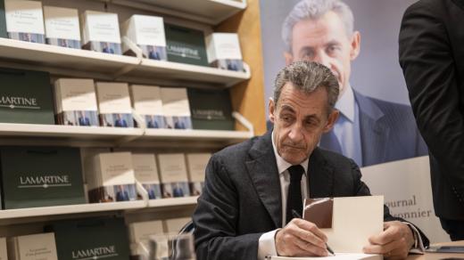 Bývalý francouzský prezident Nicolas Sarkozy vydal knihu Vězňův deník