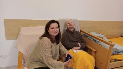 Ježíškova vnoučata 2025: paní Jana z Domova se zvláštním režimem v Loučce na Zlínsku dostala dárek od zaměstnanců Českého rozhlasu Zlín – rádio (+ redaktorka Silvie Pospíšilová)