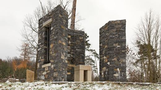 Kapli Smíření sv. Dismase lotra tvoří tři monumenty s oltářem. V kamenných blocích jsou ozvučné tyče s laděním do různých tónů