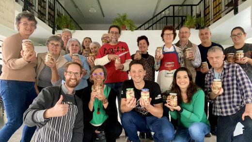 Studenti se sklenicemi naložených buřtů - utopenců