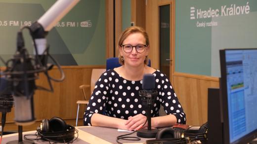Pavlína Springerová ve studiu Českého rozhlasu Hradec Králové