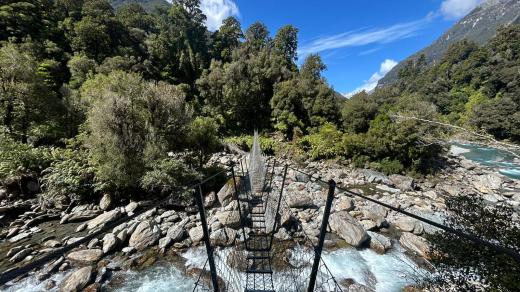 Visuté lávky přes horské řeky poskytují nádherné výhledy