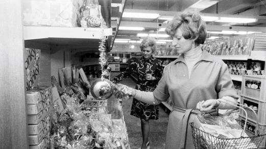 Předvánoční nákupy v roce 1976