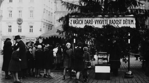 Vánoční strom republiky na Staroměstském náměstí v Praze v roce 1931
