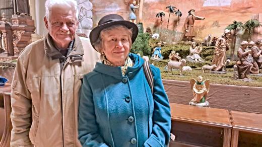 Manželé Ludmila a František Urbanovi s betlémem v ostravské katedrále
