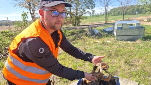 Archeolog Tomáš Pancíř s nálezy