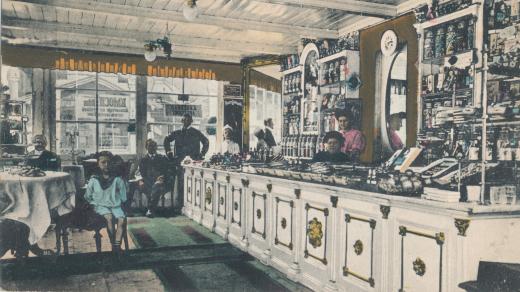 Cukrárna a kavárna A. Hejzlara na dobové kolorované pohlednici