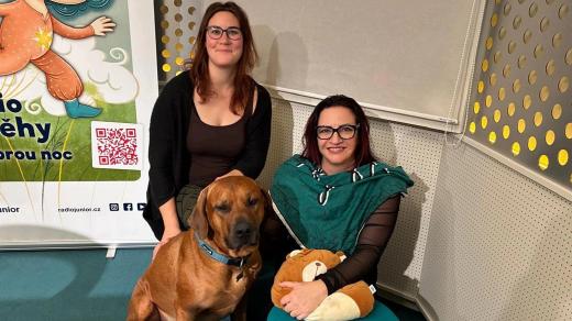 Doktorky etologie Lucie Přibylová a Michaela Součková s pejskem Alvinem