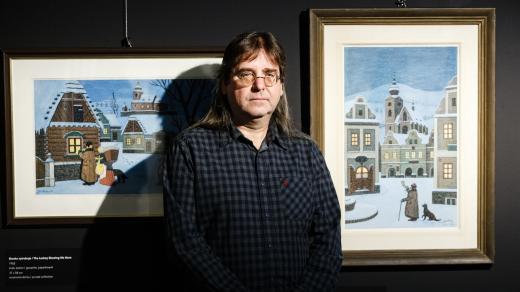 Josef Lada, vnuk slavného malíře před obrazy svého děda