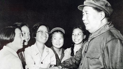 Předseda Mao Ce-tung s členkami Rudé gardy během kulturní revoluce v roce 1966