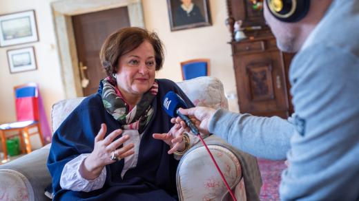 Hraběnka Andrea Kolowrat Krakowská Libsteinská při rozhovoru do pořadu Zámecké léto