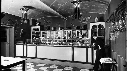 Interiér kavárny a vinárny hotelu Urban, 1933