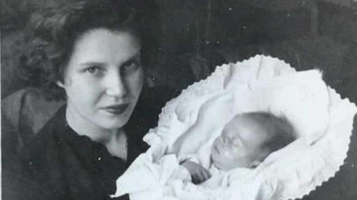 Polyxena Czerninová se synem Tomášem v roce 1962