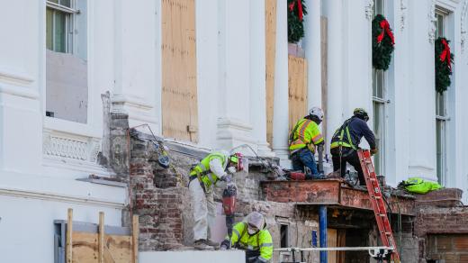 Stavba nového tanečního sálu v Bílém domě ve Washingtonu pokračuje, 1. 12. 2025