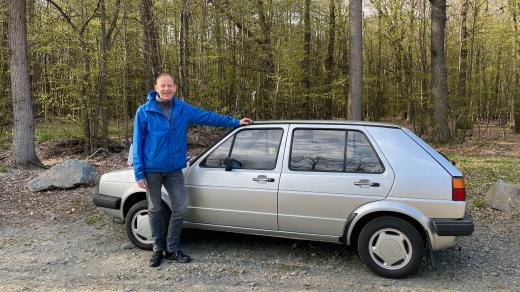 Volkswagen Golf, jehož prvním majitelem byl Václav Havel, a jeho současný majitel David Hubáček