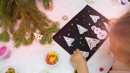 Dítě vyrábí vánoční přání