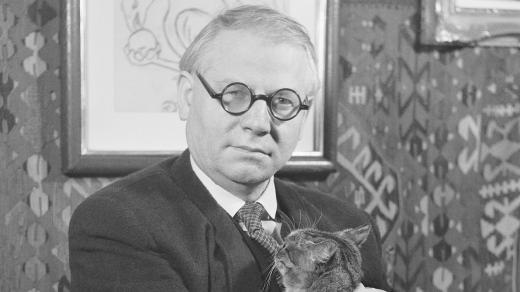 Malíř Josef Lada ve svém bytě s kočkou (1947)